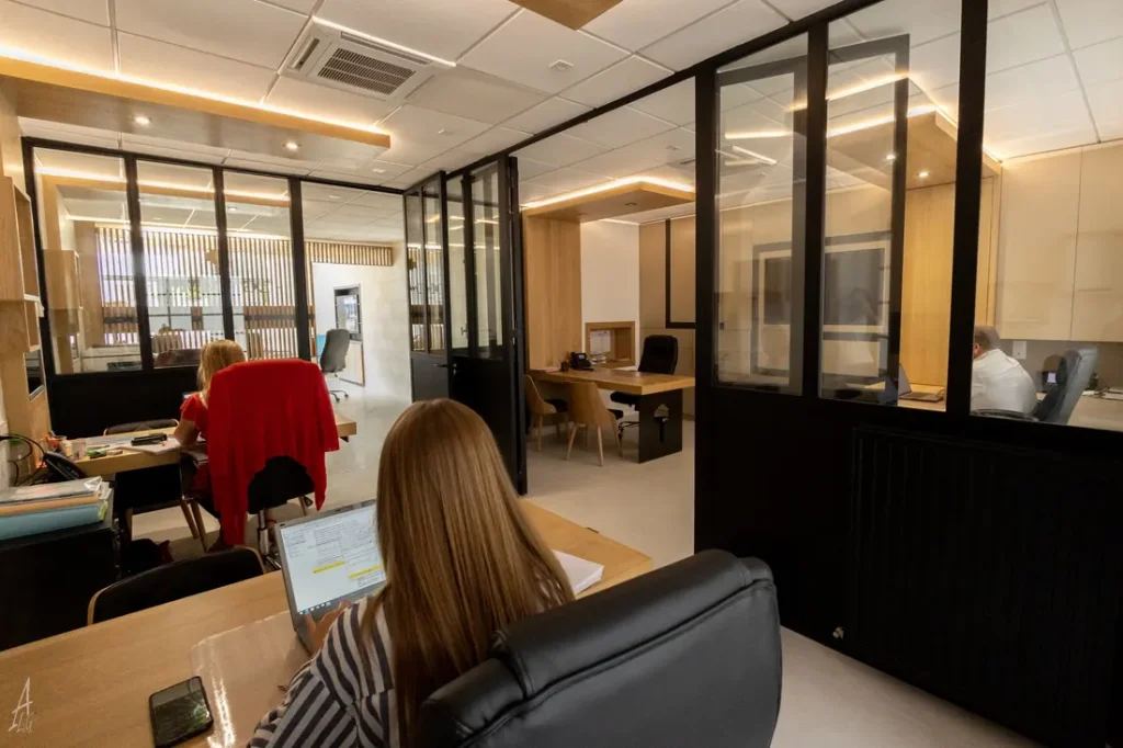 Espace d'accueil d'agence avec verrière