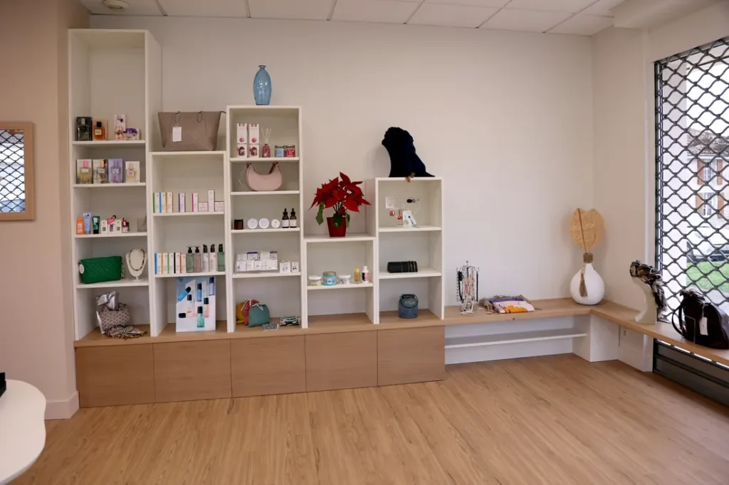 Boutique aménagée avec étagères sur mesure