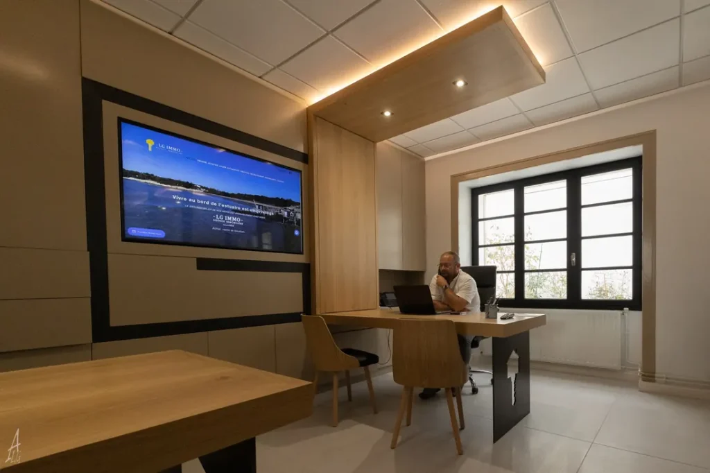 Bureau d'agence immobilière aménagé sur mesure