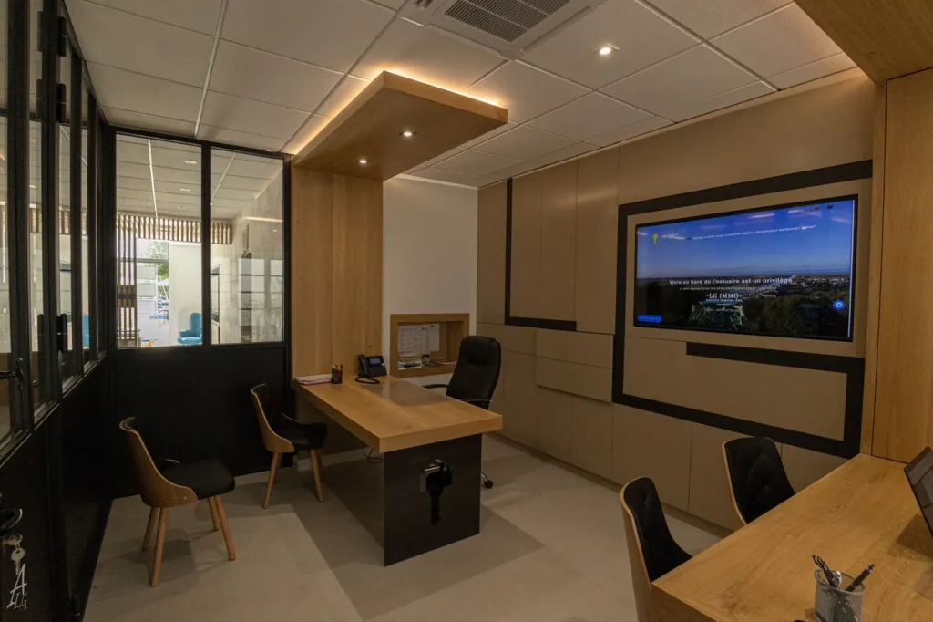 Bureau d’agence immobilière aménagé sur mesure, verrière et habillage bois