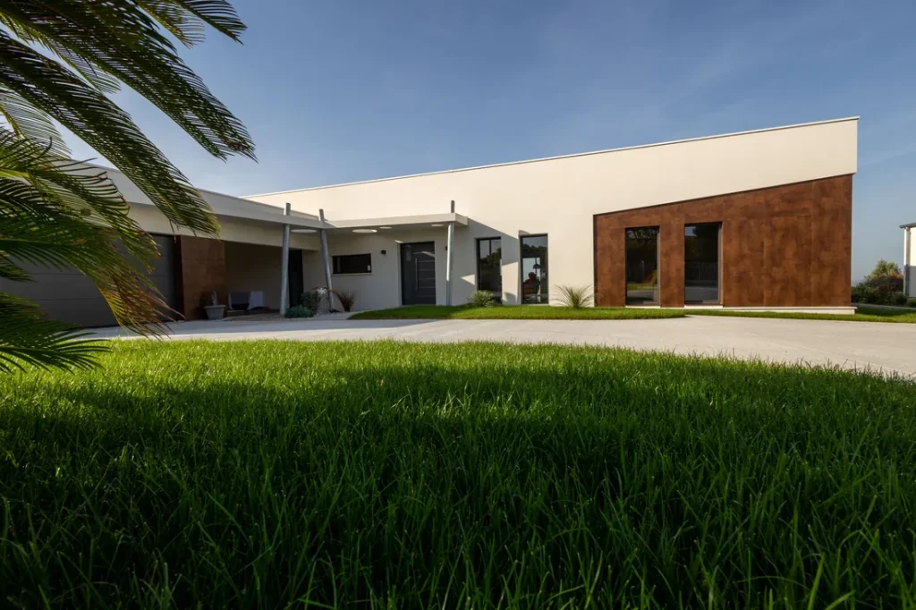 Maison contemporaine de plain-pied avec parement rouille construite à Mortagne-sur-Gironde