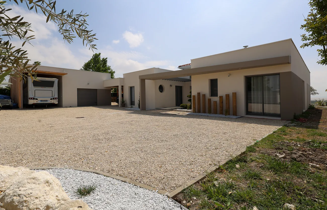 Maison contemporaine neuve avec garage et façade enduite