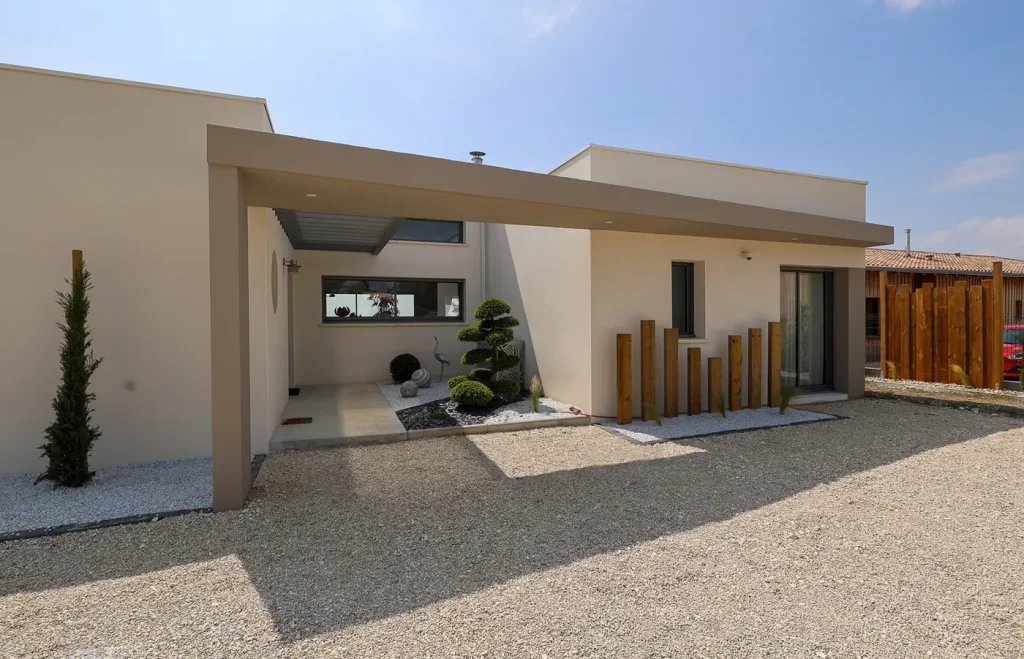 Maison contemporaine de plain-pied, patio et cour en gravier