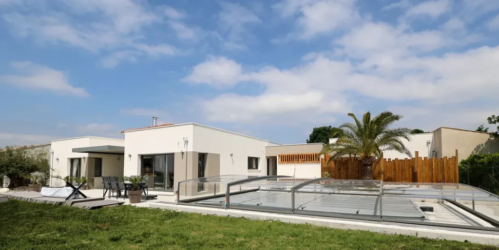 Maison contemporaine de plain-pied et piscine