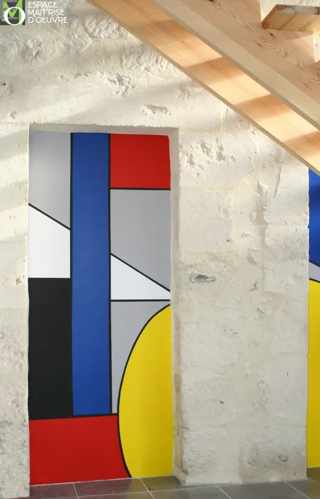 Peinture murale géométrique sur un mur en pierre sous charpente
