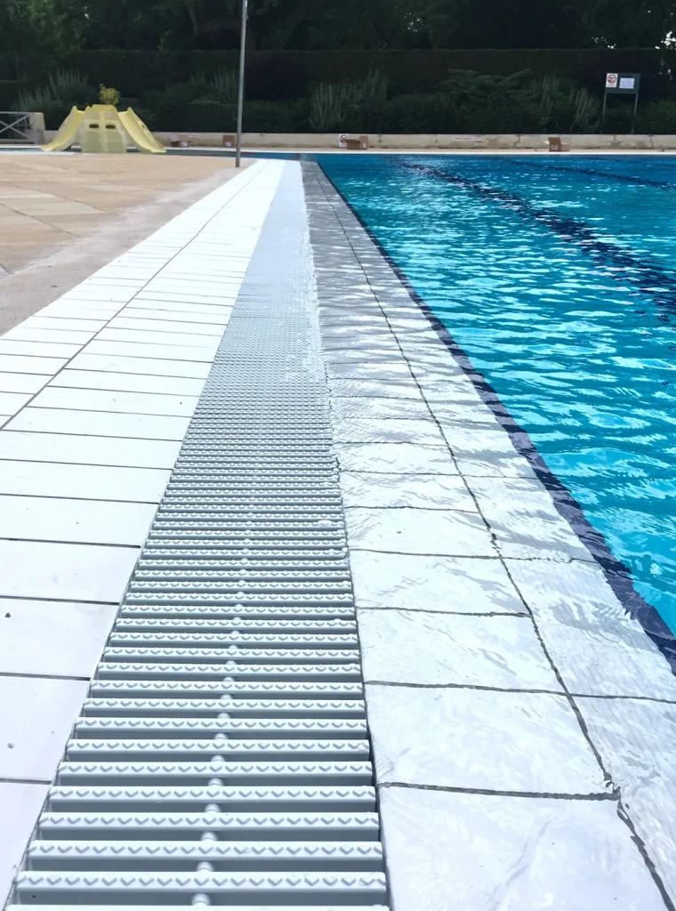 Bord de piscine avec grille de débordement