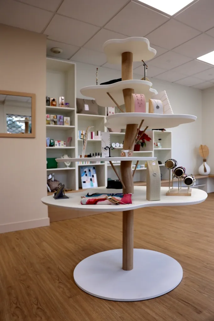 Présentoir en forme d’arbre dessiné sur mesure pour une boutique