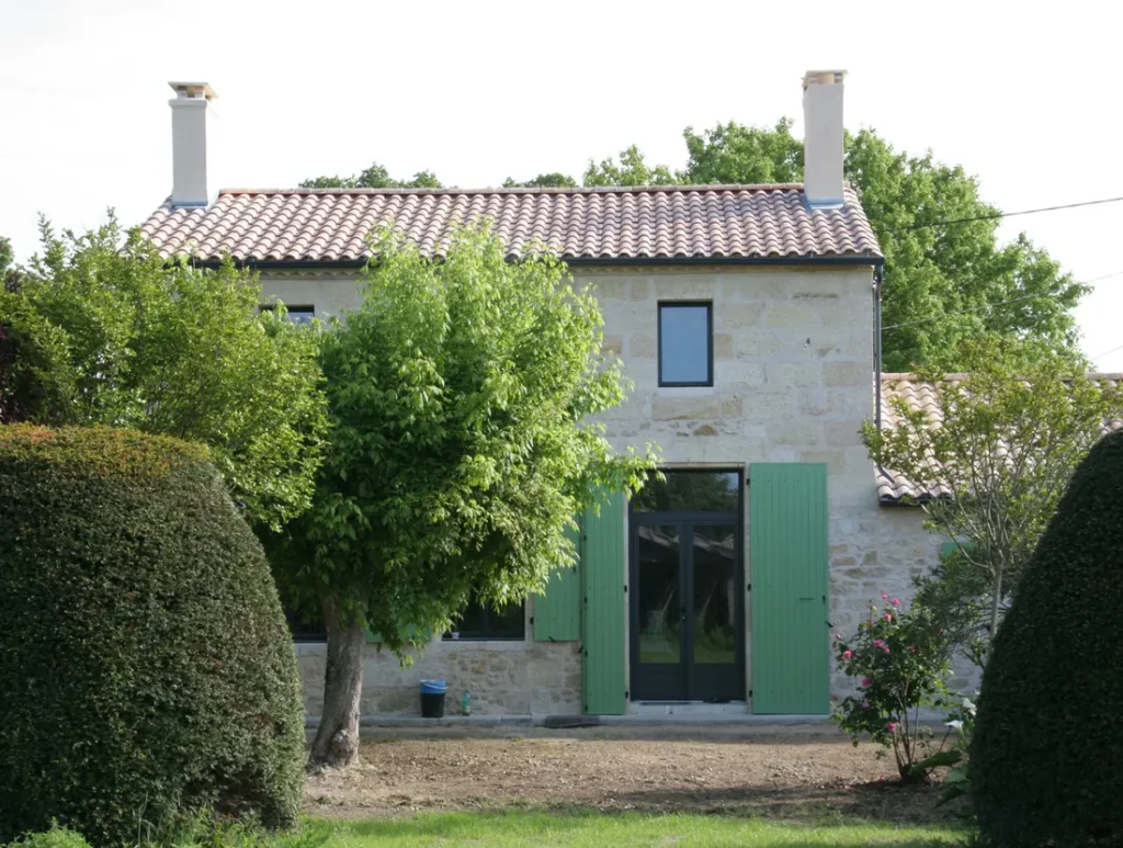 Façade arrière d'une maison en pierre rénovée