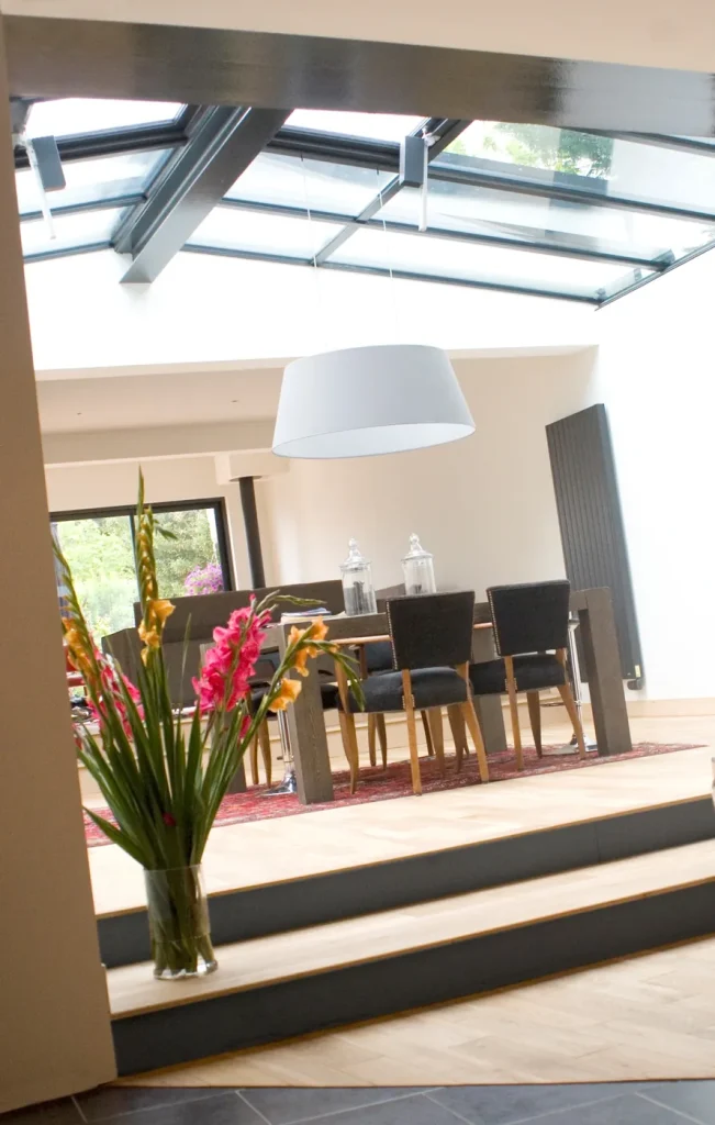 Salle à manger sous verrière dans une extension vitrée