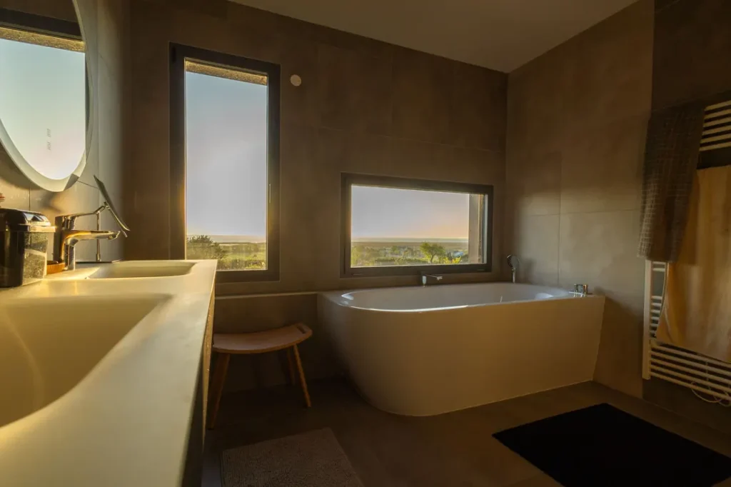 Salle de bains avec baignoire et vue sur la campagne