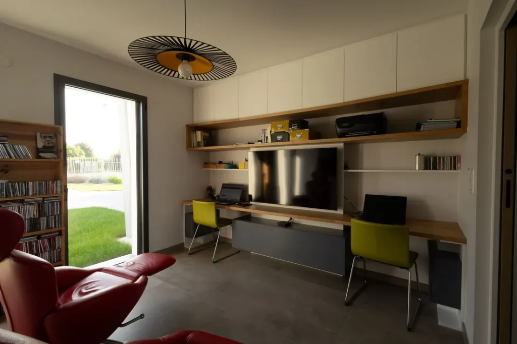 Séjour avec bibliothèque et bureau intégrés sur mesure