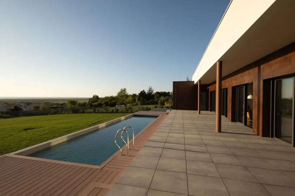 Terrasse et piscine couloir le long de la maison