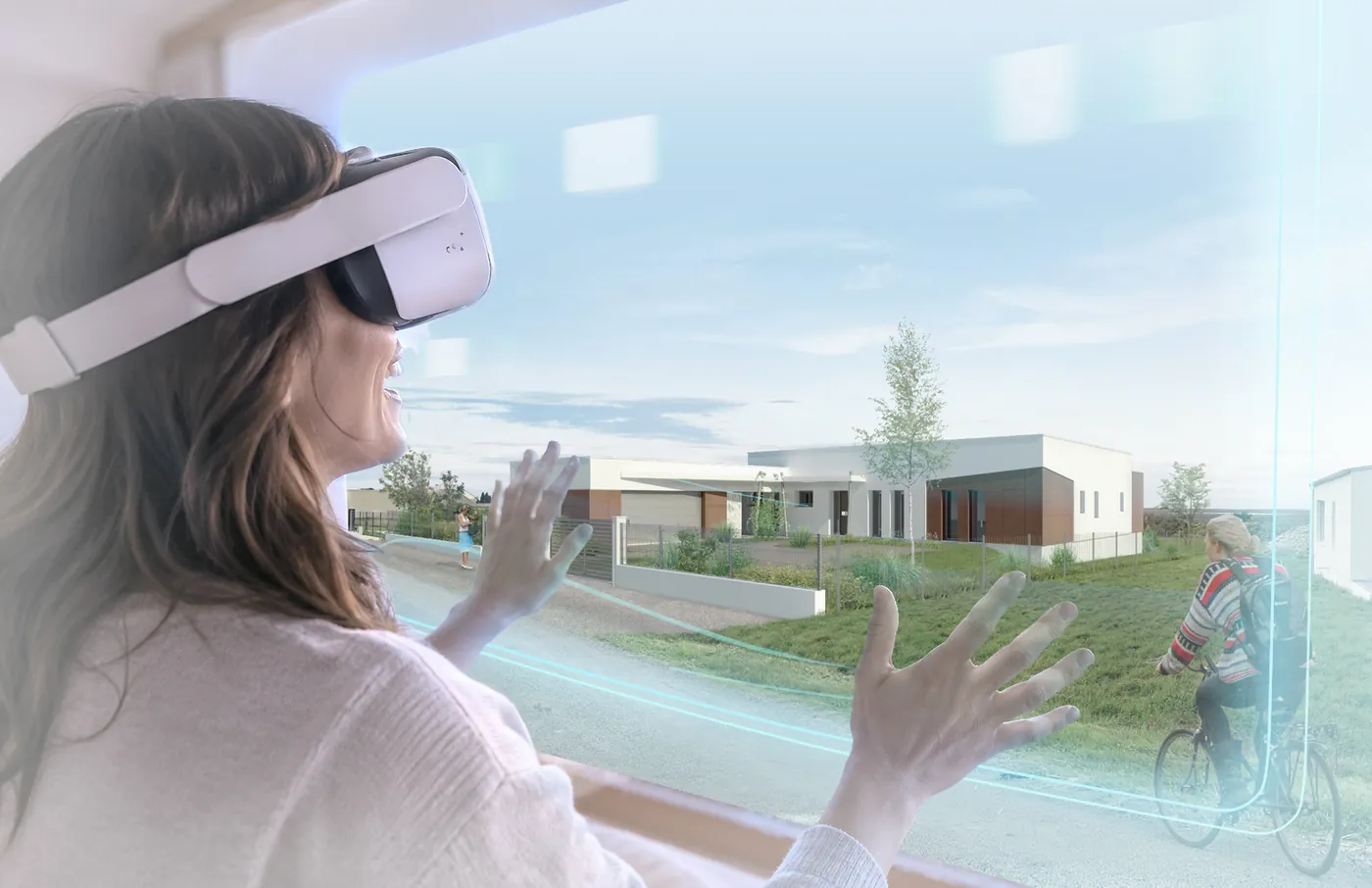 Cliente équipée d'un casque de réalité virtuelle visitant sa future maison en 3D